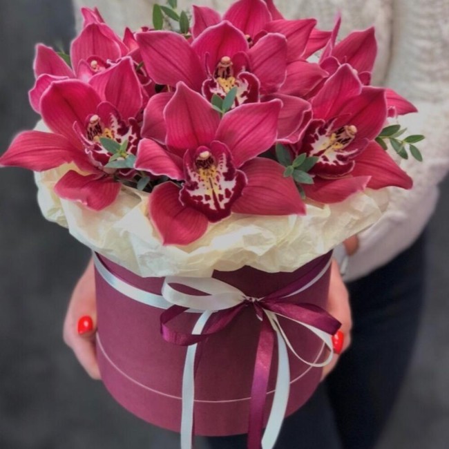 Букет цветов "Шляпная коробка Пламя страсти"